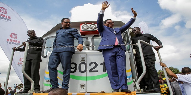 Waziri Mkuu, Mh. Kassim Majaliwa (Mb), akizindua safari ya treni ya mizigo katika reli ya kaskazini uliofanyika katika stesheni ya reli Moshi, Julai 20, 2019