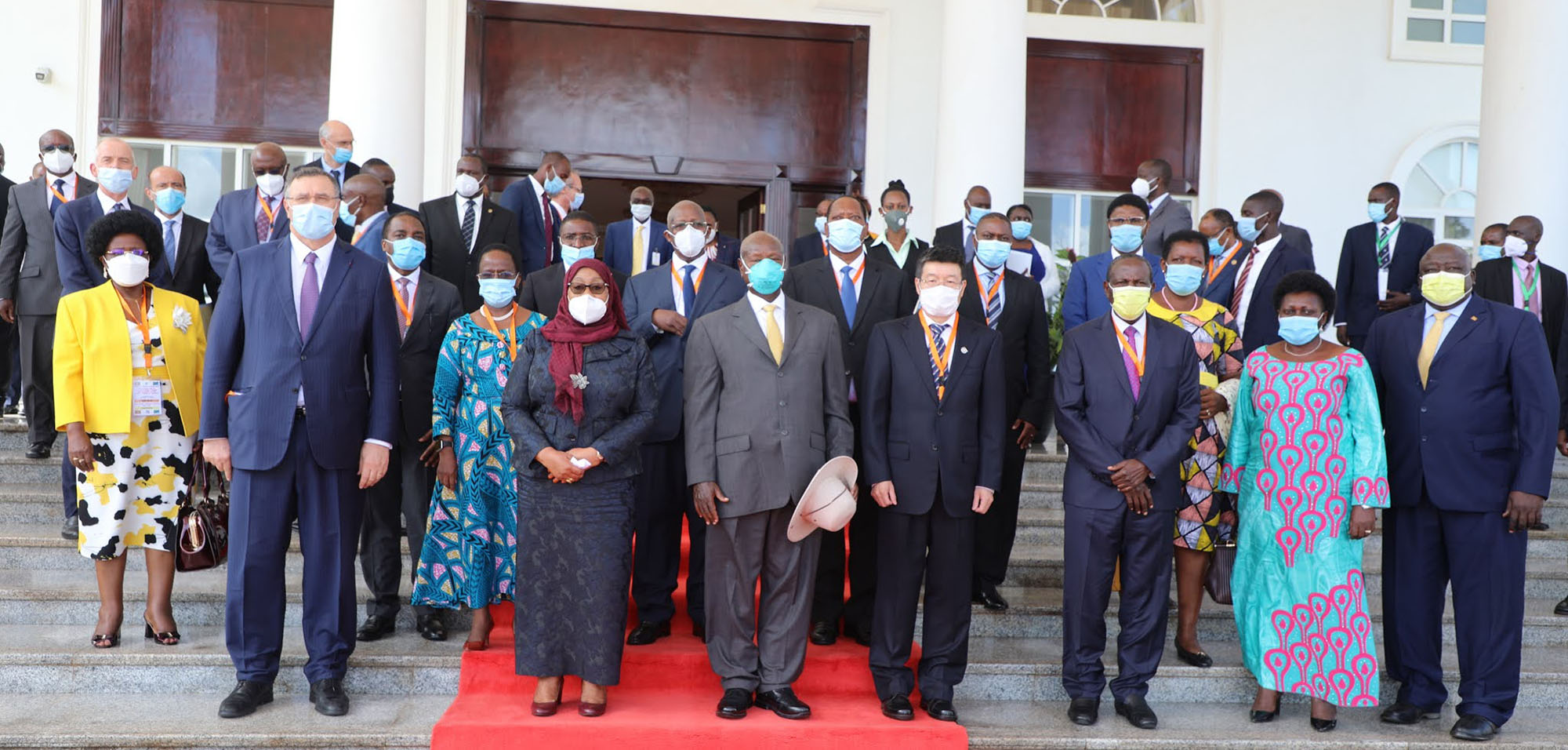 Rais wa Jamhuri ya Muungano wa Tanzania Mhe Samia Suluhu Hassan  na  mwenyeji wake Rais Yoweri Museveni na viongozi mbalimbali - hafla ya uwekwaji saini wa mradi wa mafuta ghafi.