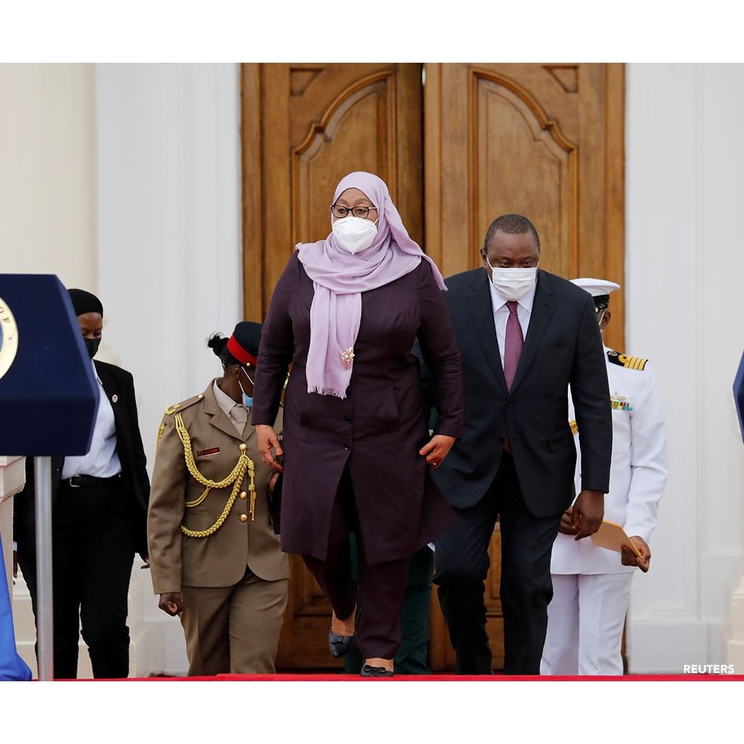 Bomba la Gesi Asilia - Rais wa Jamhuri ya Muungano wa Tanzania Mhe. Samia Suluhu Hassan akiwa katika ziara ya siku mbili Nchini Kenya akipokelewa na mwenyeji wake Mhe. Uhuru Kenyatta